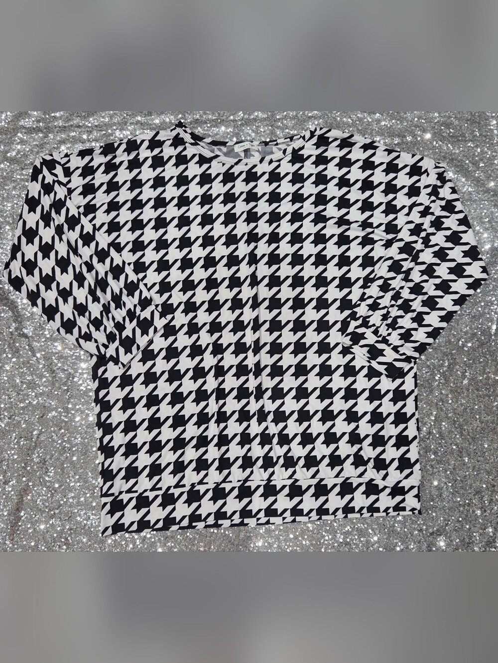 Beautiful Black & White Houndstooth Long Sleeve Tee